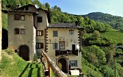 21 OLtre il porticato altre case ben tinteggiate